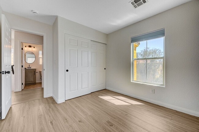 Building Photo - Stylish Tri-Level Home/Tandem Garage in Henderson