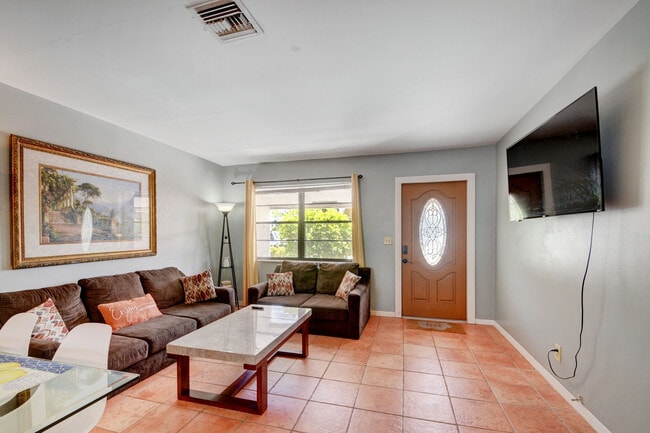 Building Photo - 103 SW 10th Ave