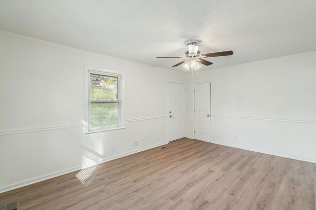 Building Photo - 2324 Greenfield Ln