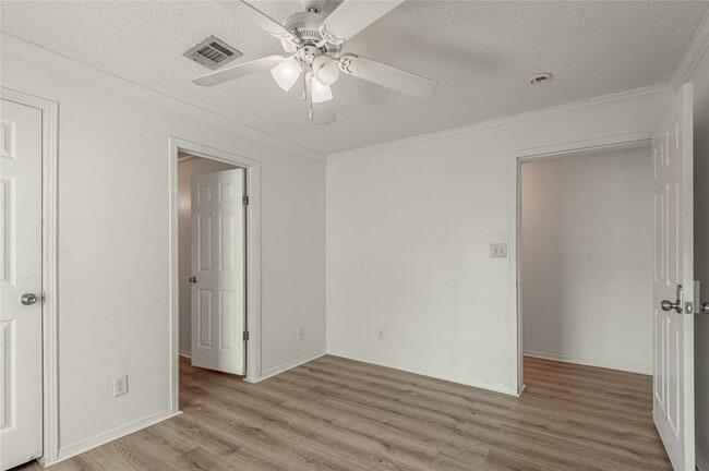 Building Photo - 112 Varsity Dr