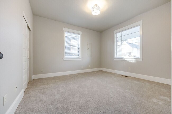 Building Photo - 216 NE Tillamook St