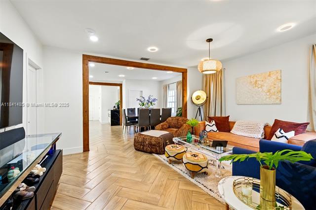Building Photo - 1363 Biarritz Dr