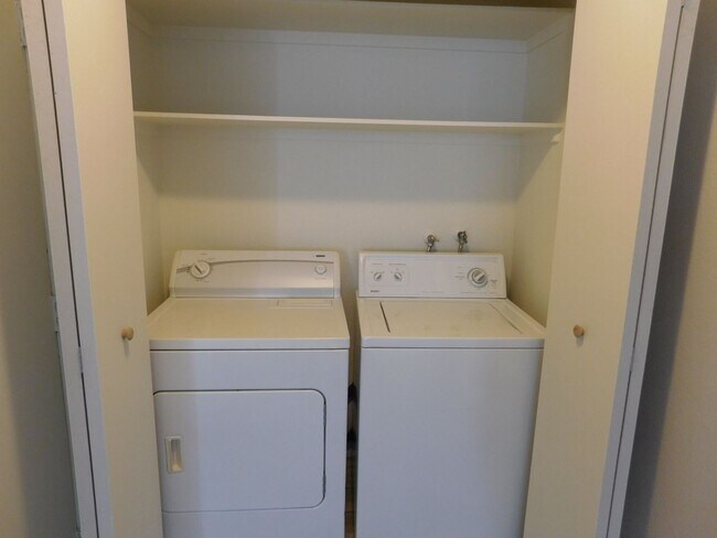 Building Photo - Spacious 2 bedroom- no neighbors under you !!