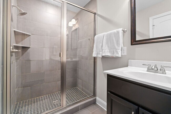 Building Photo - Pet Friendly Three Bedroom with Bonus!