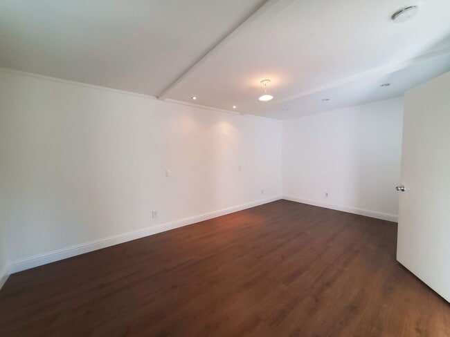 Building Photo - Kentfield 3x2 Flat + detached office, fron...