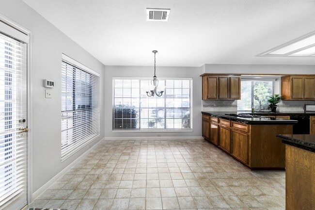 Building Photo - 15406 Greenleaf Ln
