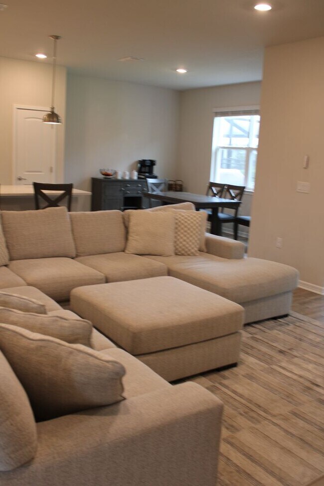 Building Photo - Spacious 5 Bedroom, 3 Bathroom in Gated Se...