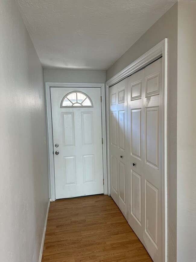 Building Photo - Updated 2 bed 1 bath dulpex in Springfield!