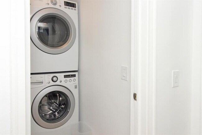 Building Photo - 221 Princeton Dr