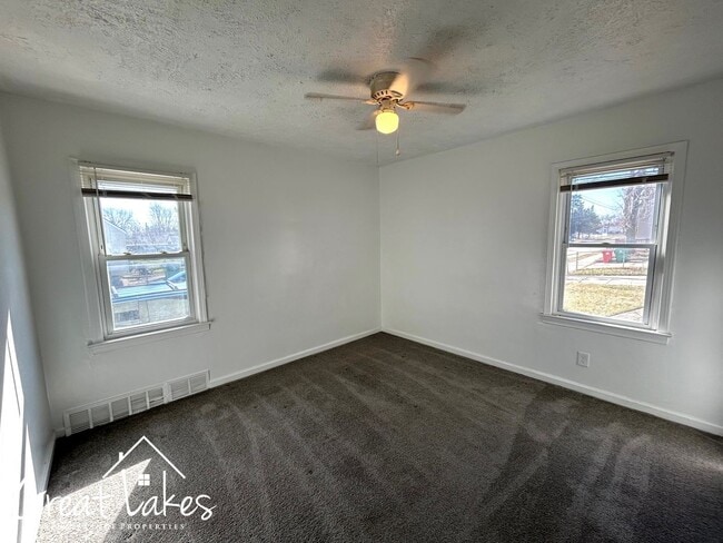 Building Photo - Stunning 3 Bedroom 1 Bathroom now available for rent