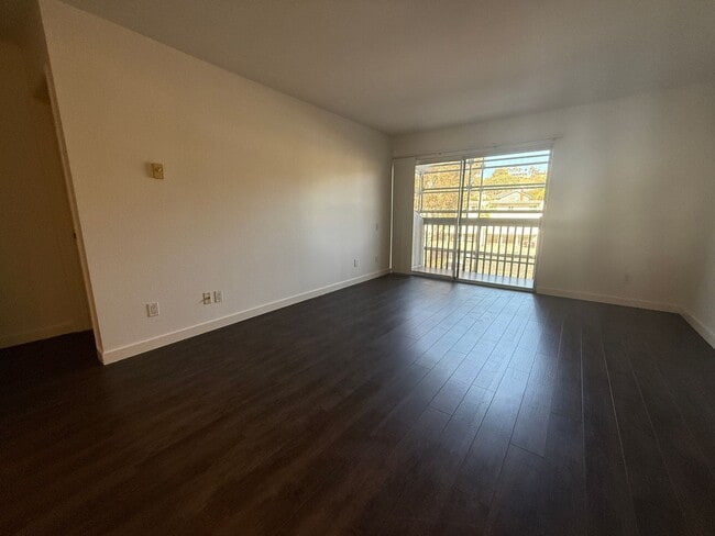 Building Photo - **$300 OFF FIRST MONTHS RENT** Renovated S...