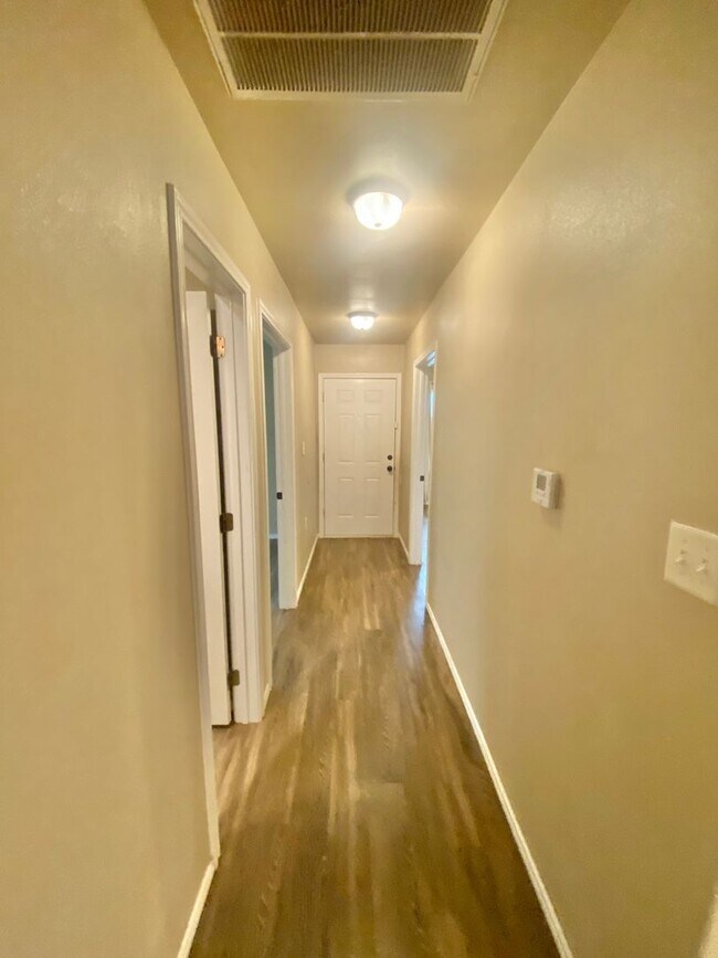 Building Photo - 3 bedroom 2 bath 1 car garage near MLK.