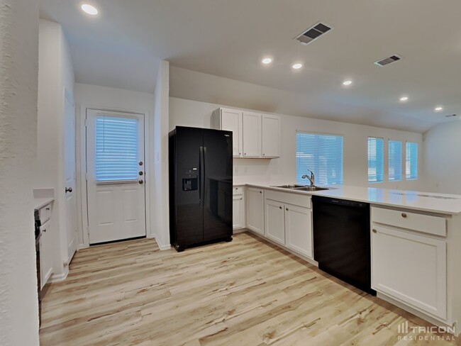 Building Photo - 10511 Pineland Dr