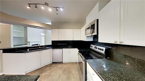 Building Photo - 518 Sandringham Dr