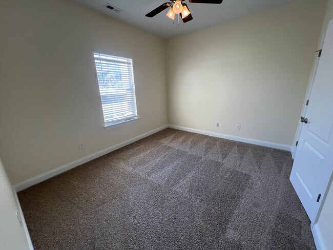 Building Photo - 940 Sugar Oak Dr