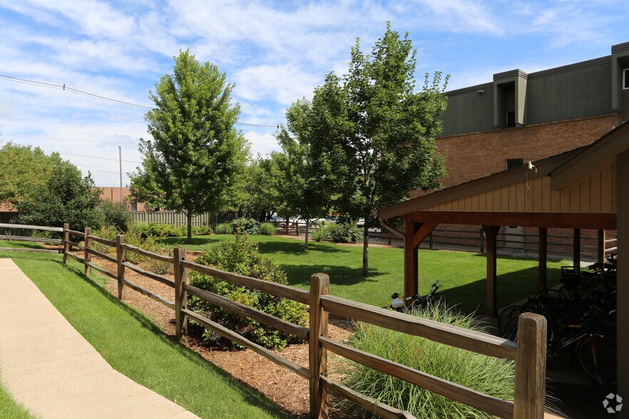 Building Photo - Glenlake