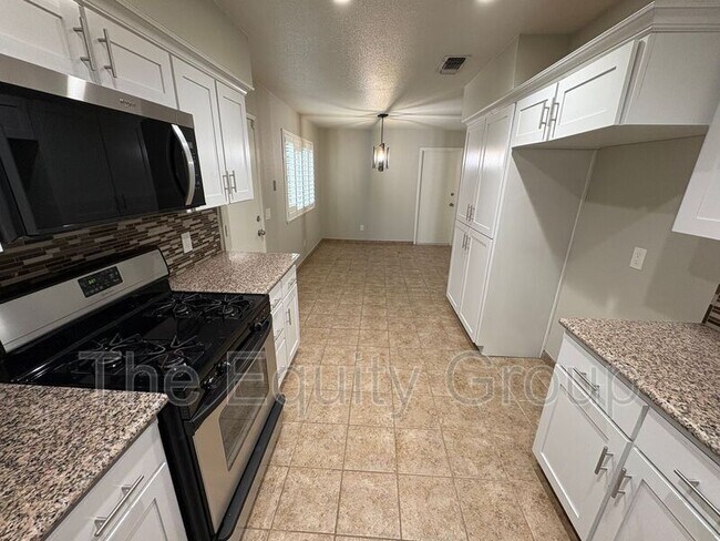 Building Photo - 1937 Chinowth St