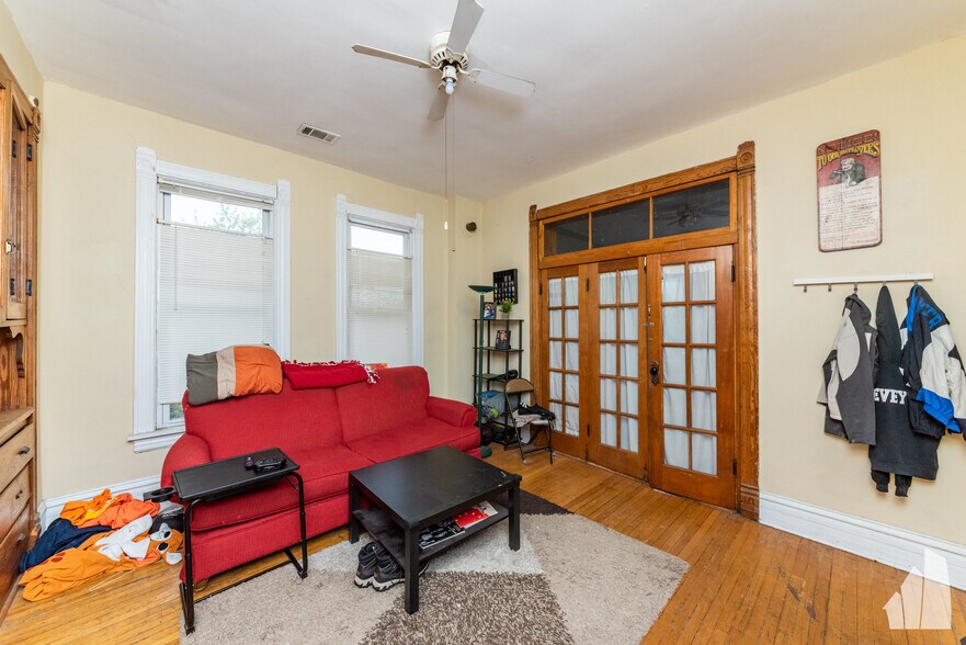 Building Photo - 2057 W Roscoe St