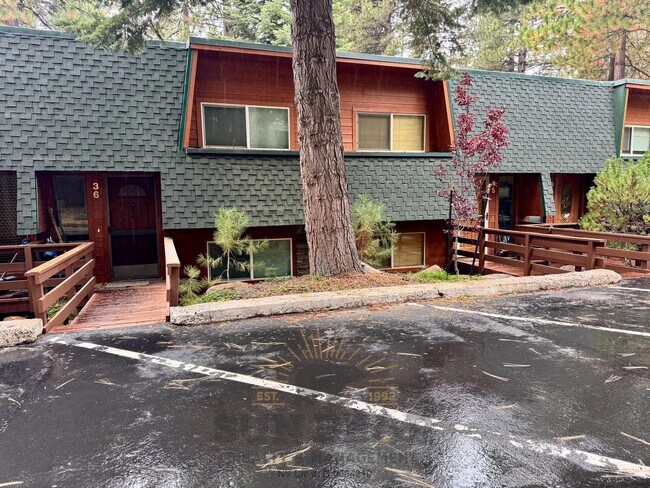 Building Photo - Beautiful furnished 3 bedroom! Great Locat...