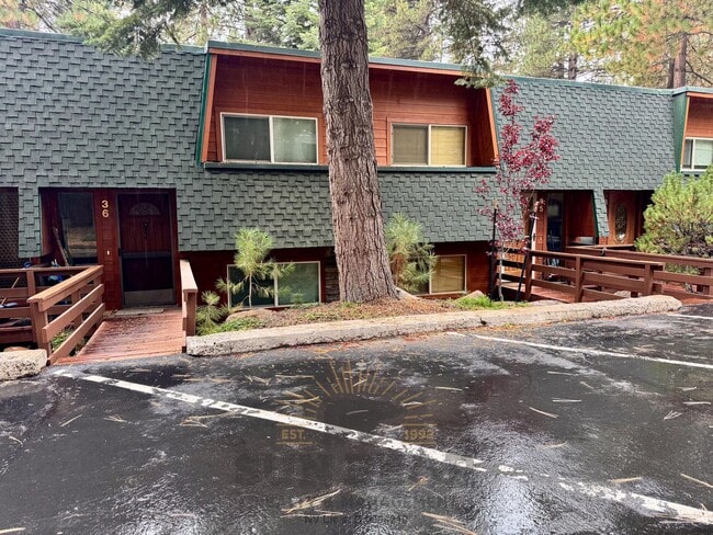 Building Photo - Beautiful furnished 3 bedroom! Great Location!