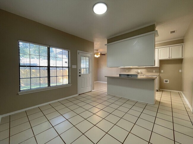 Building Photo - AVAILABLE NOW 2 BEDROOM 2 BATH TOWNHOME IN GRAPEVINE