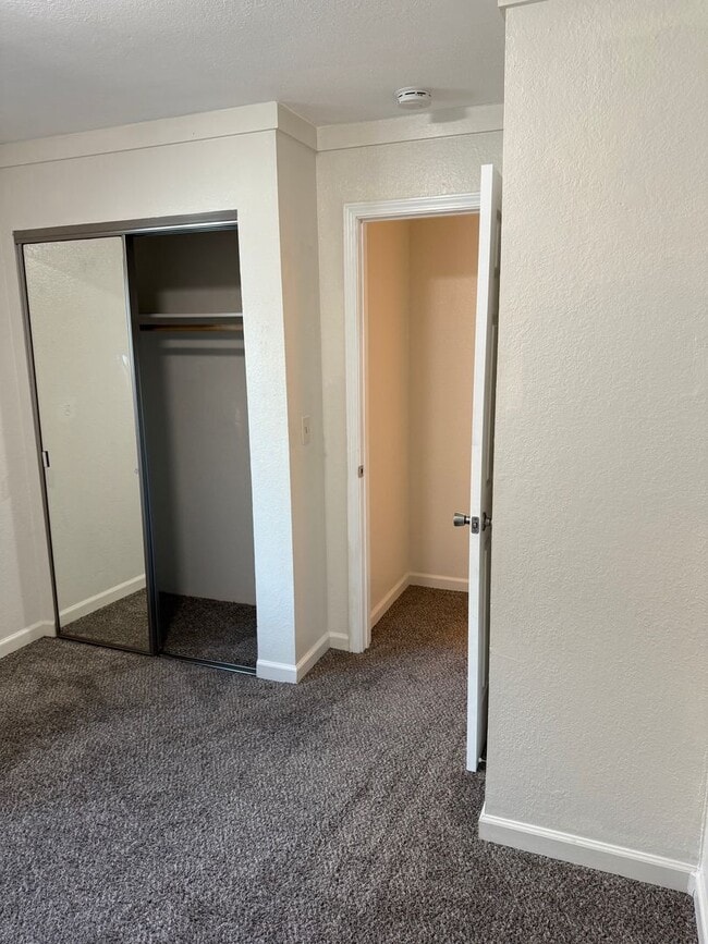 Building Photo - 3-bedroom, 2-bathroom home in Redding Updated Interior!