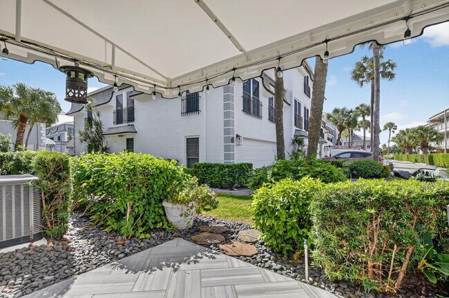 Building Photo - 1194 Hillsboro Mile