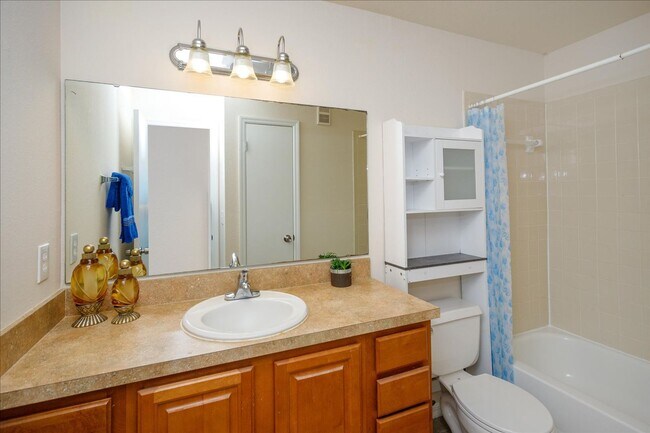 Building Photo - Ready Move to move 2 bedroom 2 bath Condo ...