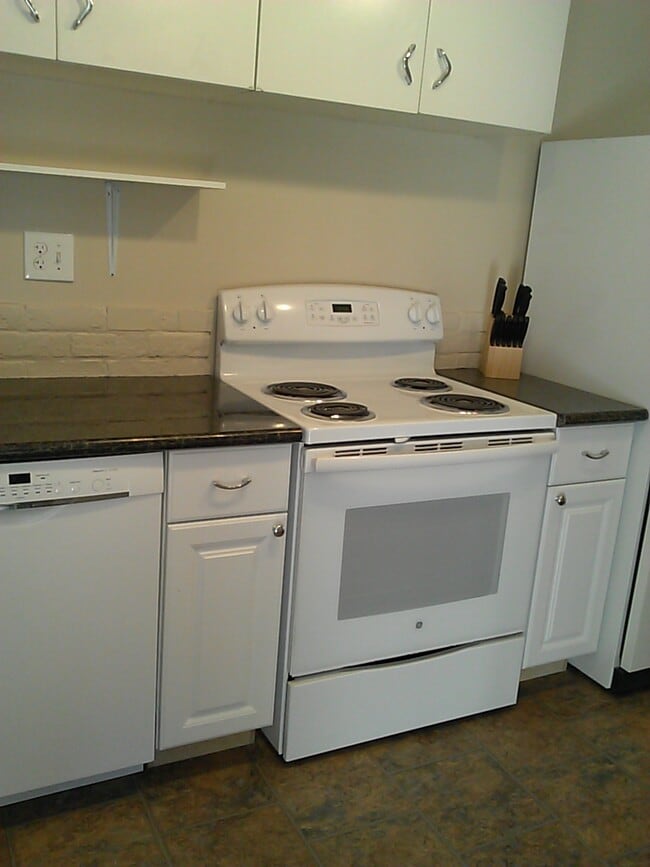 Building Photo - 1211 W Dalke Ave