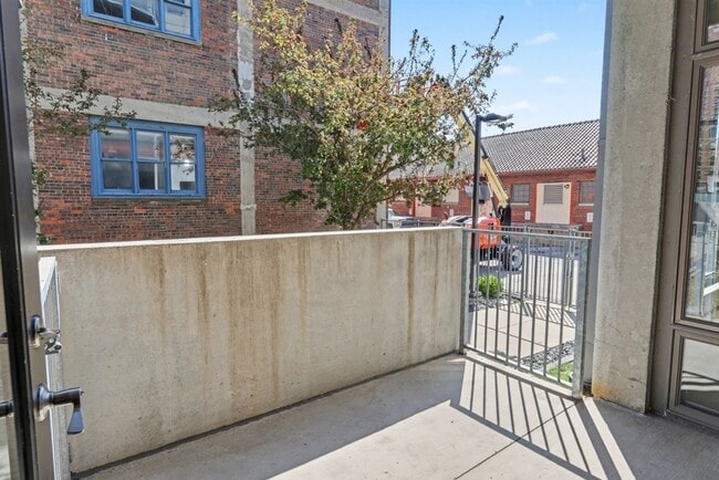 Building Photo - Condo - $1900 Rent - 2 bed