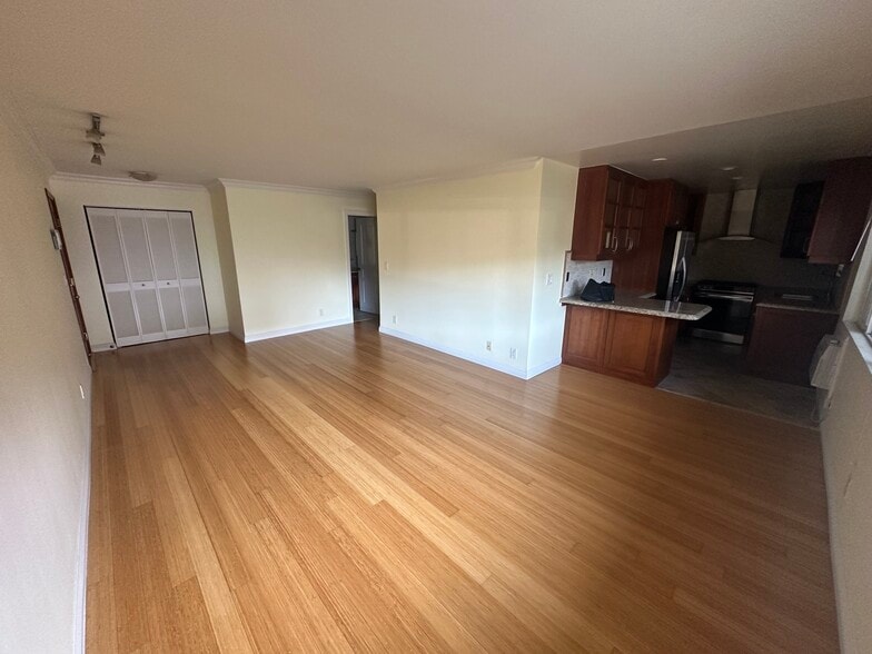 Building Photo - 1154 S Barrington Ave