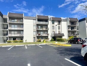 Building Photo - 10431 N Kendall Dr