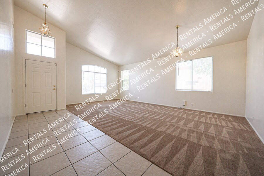 Building Photo - 7257 E Lakeview Ave
