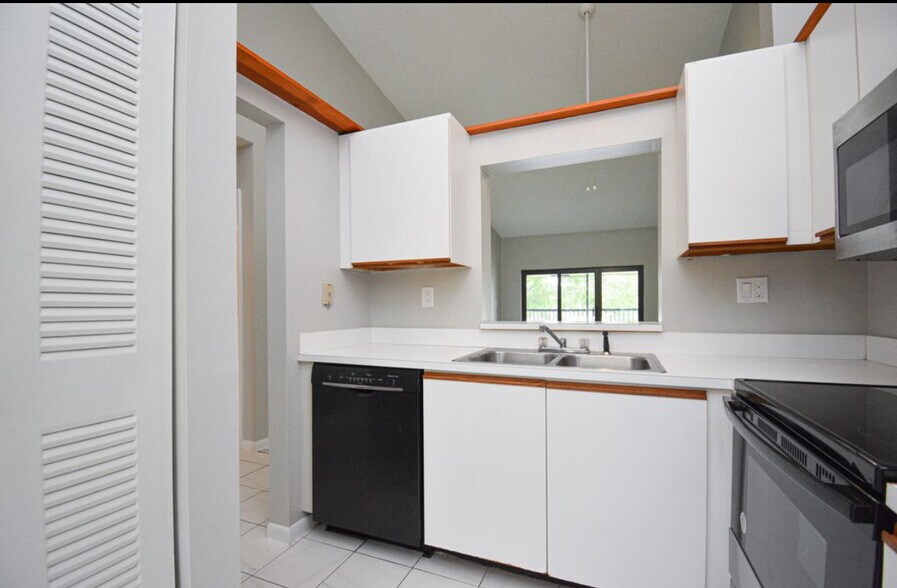 Building Photo - 3100 NW 46th St