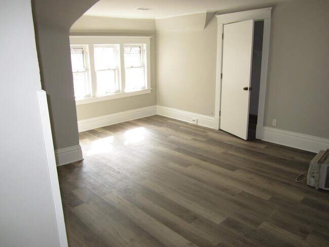 Building Photo - 119 Tennyson Ct