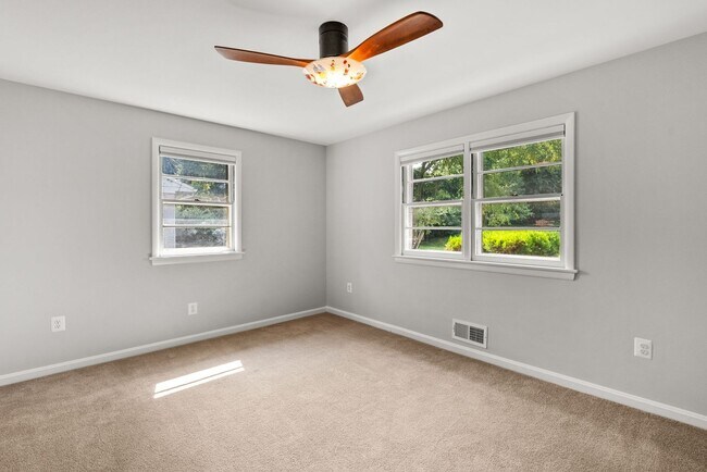 Building Photo - 5 Bed 3 Bath - Chevy Chase Rambler - Move IN Ready