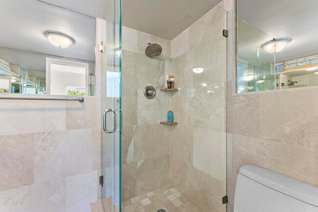 Building Photo - 1203 Hillsboro Mile