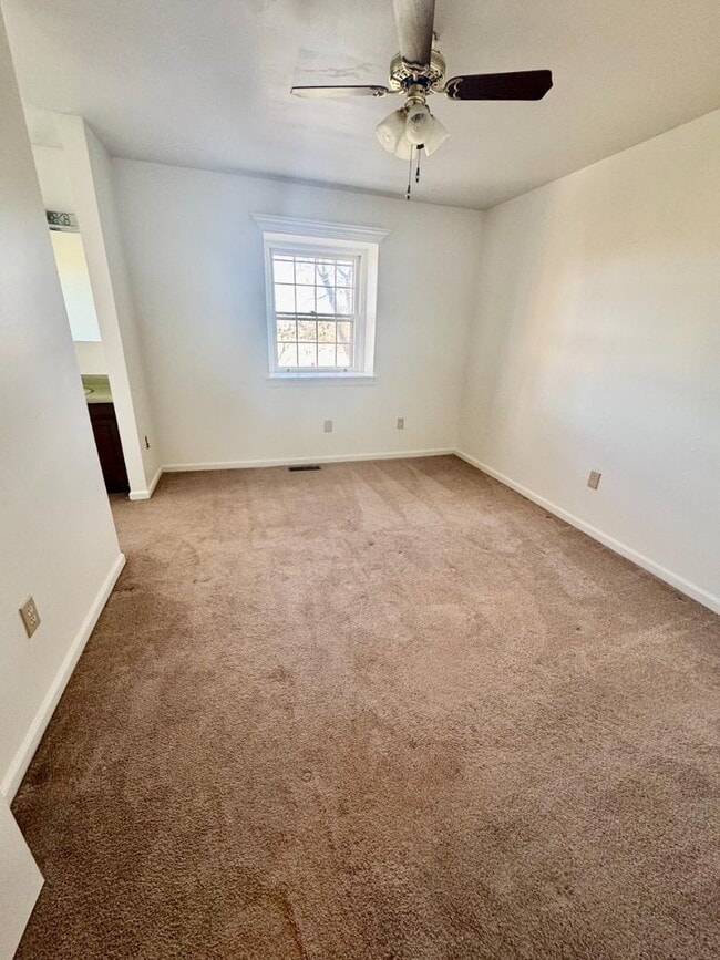 Building Photo - 105 Yorkshire Ct