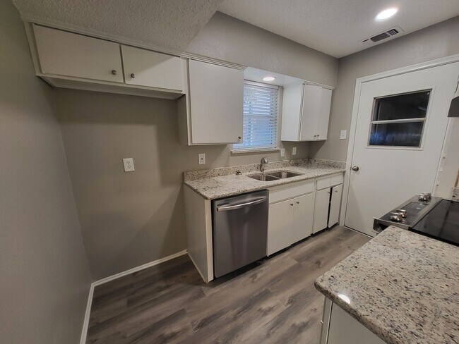 Building Photo - 2110 Redbud Ln
