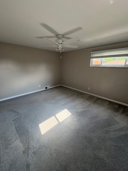 Building Photo - 1624 Sillview Dr