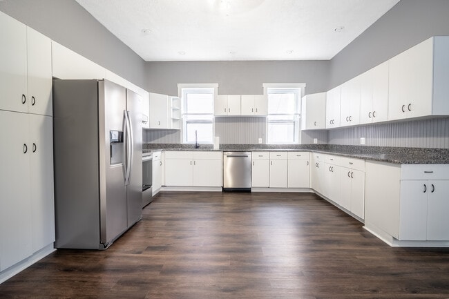 Building Photo - 934 Grand St