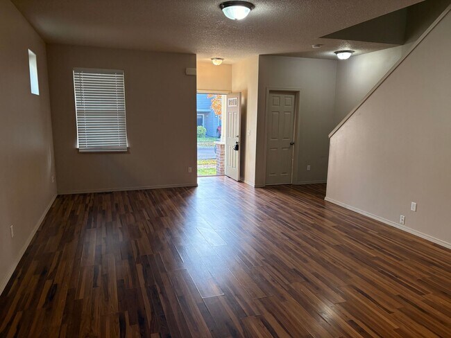 Building Photo - Well Maintained Spacious 4 BD Home with Granite Countertops, Hardwood Floors, High Ceilings, Grea...