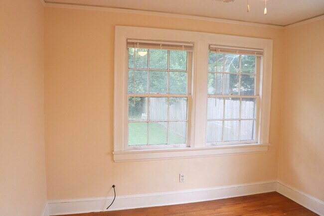 Building Photo - 2- Bedroom Bungalow Beauty