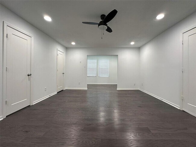 Building Photo - 5528 Beverly Hill St