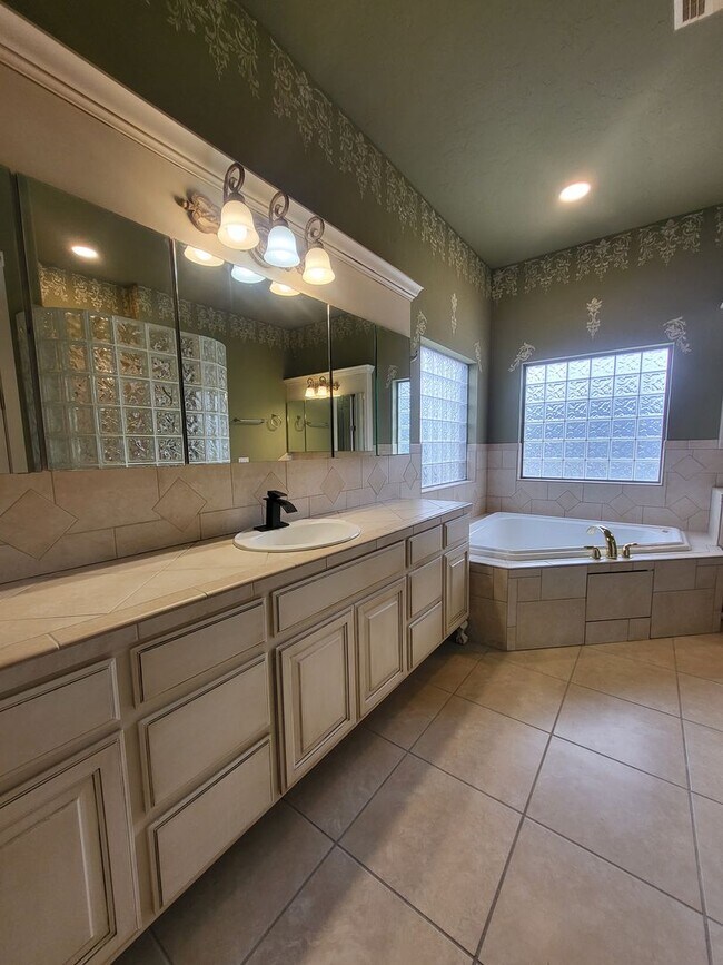 Building Photo - Executive (5) Bed/(4.5) Bath + Study Avail NOW! Must-See Amenities!