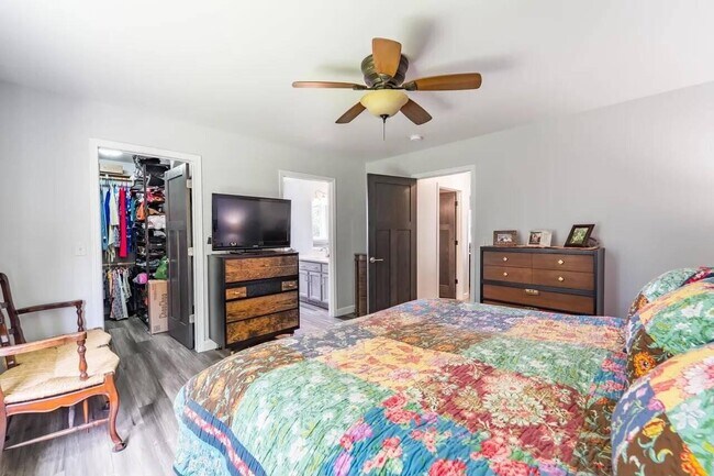 Building Photo - 6615 Cavin Dr