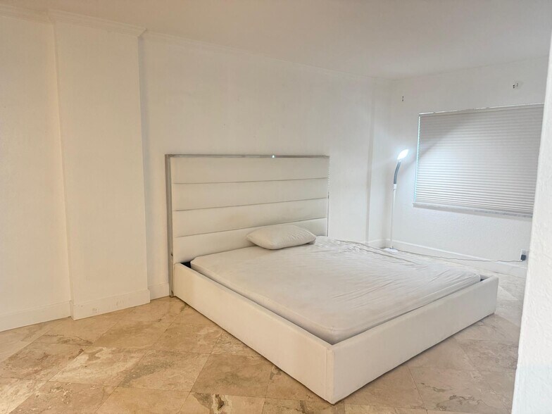 Building Photo - 2900 NE 30th St