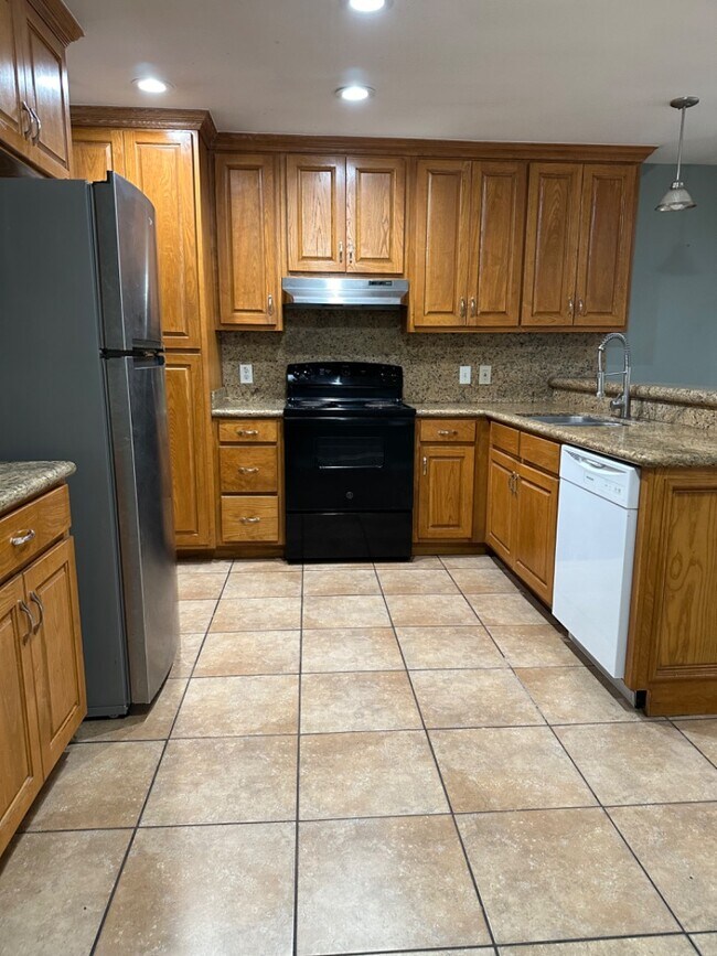 Building Photo - 413 S 49th St