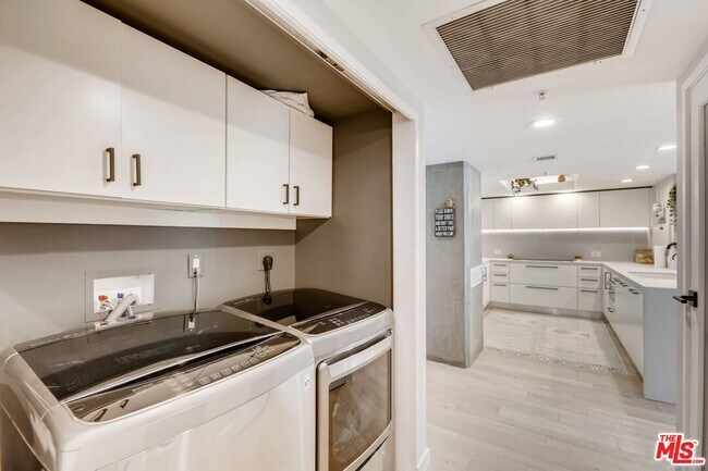 Building Photo - 13700 Marina Pointe Dr