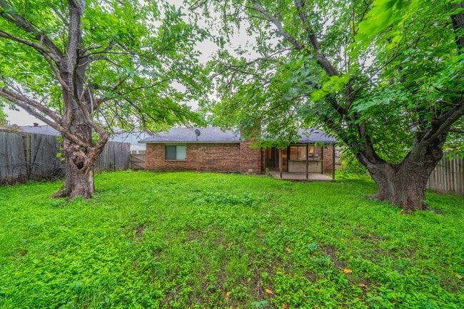 Building Photo - Move-In Ready 3-bed 2-bath!